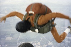 Homem saltando de paraquedas