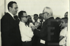 Homem sendo entrevistado na inauguração da Escola José Pinto Pestana