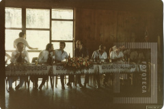 Homens sentados em uma mesa almoçando no evento