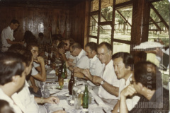 Pessoas almoçando