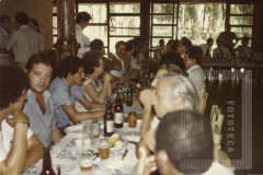 Pessoas sentadas em uma mesa no evento
