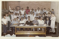 Benedito França acompanhado por pessoas