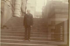 Cesar Salgdo na escadaria