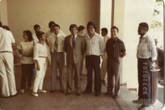 Grupo de pessoas em área coberta do instituto João Gomes de Araújo