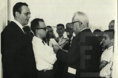Homem sendo entrevistado na inauguração da Escola José Pinto Pestana