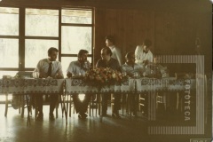 Homens sentados em uma mesa almoçando no evento