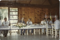 Homens sentados em uma mesa almoçando no evento