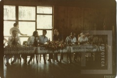 Homens sentados em uma mesa almoçando no evento