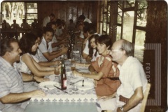 Pessoas almoçando
