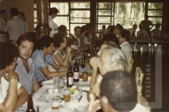 Pessoas sentadas em uma mesa no evento
