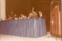 Homens sentados em uma mesa no evento