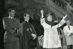 Padre em Missa