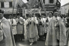 Padre em Missa