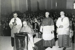 Padre em Missa