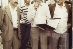 Homem fazendo discurso à frente da Igreja Matriz