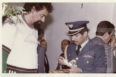 Benedito França acompanhado por pessoas