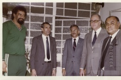 Benedito França acompanhado por pessoas