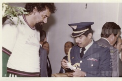 Benedito França acompanhado por pessoas