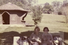 Maria Pereira Cesar Salgado com mulher