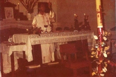 Padre em missa no altar