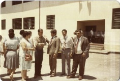 Grupo de pessoas em área aberta do Instituto João Gomes de Araújo