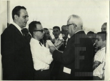 Homem sendo entrevistado na inauguração da Escola José Pinto Pestana
