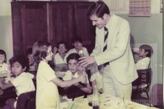 Menina entregando uma rosa para o ex-prefeito Geraldo Alckmin