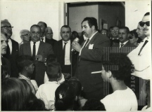 Homem fazendo discurso na inauguração da Escola José Pinto Pestana