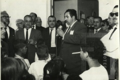 Homem fazendo discurso na inauguração da Escola José Pinto Pestana