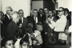 Homem fazendo um pronunciamento na inauguração da Escola José Pinto Pestana