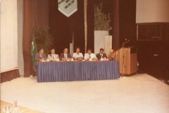 Homens sentados em uma mesa no evento