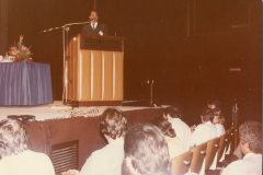 Homem falando ao microfone