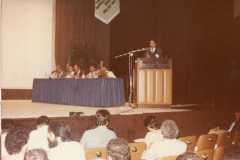 Homem falando ao microfone