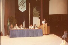 Homem falando ao microfone