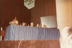 Homem sentados em uma mesa no evento
