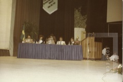 Pessoas sentadas em uma mesa no evento