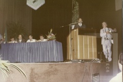 Homens sentados em uma mesa no evento