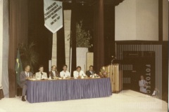 Homens sentados em uma mesa no evento