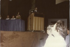 Homem falando ao microfone