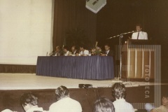 Homem falando ao microfone