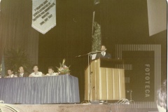 Homens sentados em uma mesa no evento
