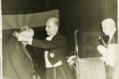 Cesar Salgado recebendo medalha