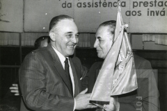 Cesar Salgado recebendo objeto