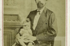 Homem e bebê posando para foto