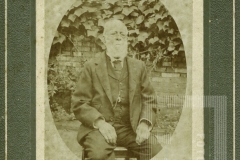 Homem idoso posando para foto