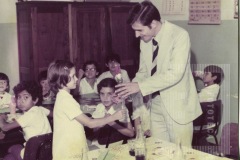 Menina entregando uma rosa para o ex-prefeito Geraldo Alckmin