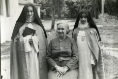 Mulher com as freiras Francisca e Maria Tereza