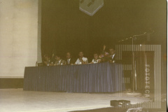 Homens sentados em uma mesa no evento