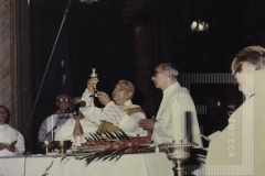 Padre em missa e festa de aniversário