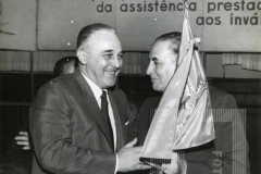 Cesar Salgado recebendo objeto